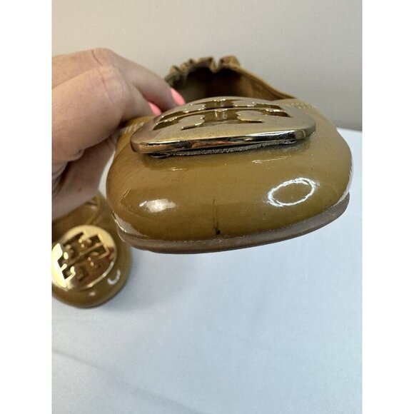 Tory Burch Reva Tan Patent Ballet Flats 8.5 Gold Logo Chic Luxe Classic Spot - Picture 14 of 16